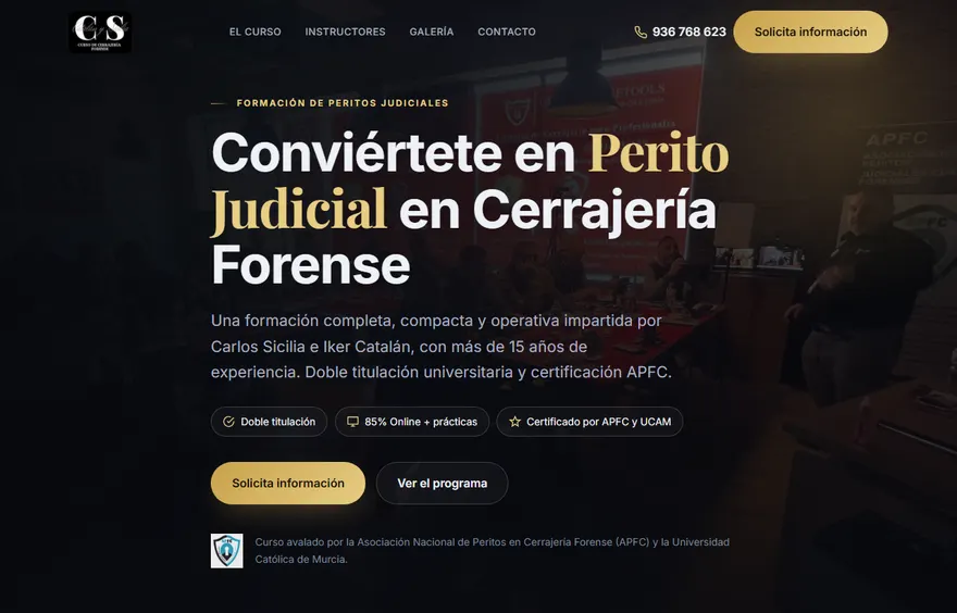 Portada de la web del Curso de Cerrajería Forense: fondo negro con letras doradas, el titular «Conviértete en perito judicial en cerrajería forense» y los distintivos de doble titulación y certificación.